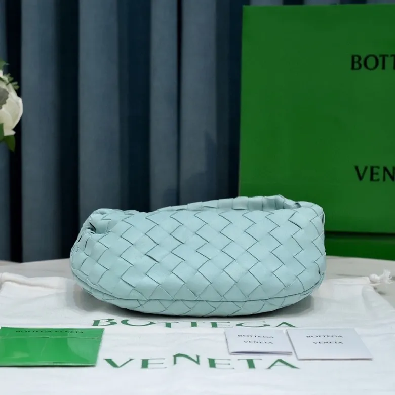 Batch 1120BV Bottega Veneta's new early spring women's MINI JODIE handbag BV bag 🔥The new method is based on the original rounded corners, knotted with classic woven leather round hobo bag, The most iconic triangular pull-out design, using sheepskin draped soft shape, is super suitable for concave shapes~ Jodie feels really gentle to people, and is definitely the best item for daily matching. It has the same weave, new elements and twists, is compact and versatile, and is the new favorite of street style Internet celebrities! Dimensions: 23x28x8 Model: 6699-1